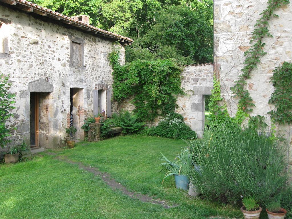 Bed and Breakfast Le Domaine De Panissac Berneuil  Экстерьер фото